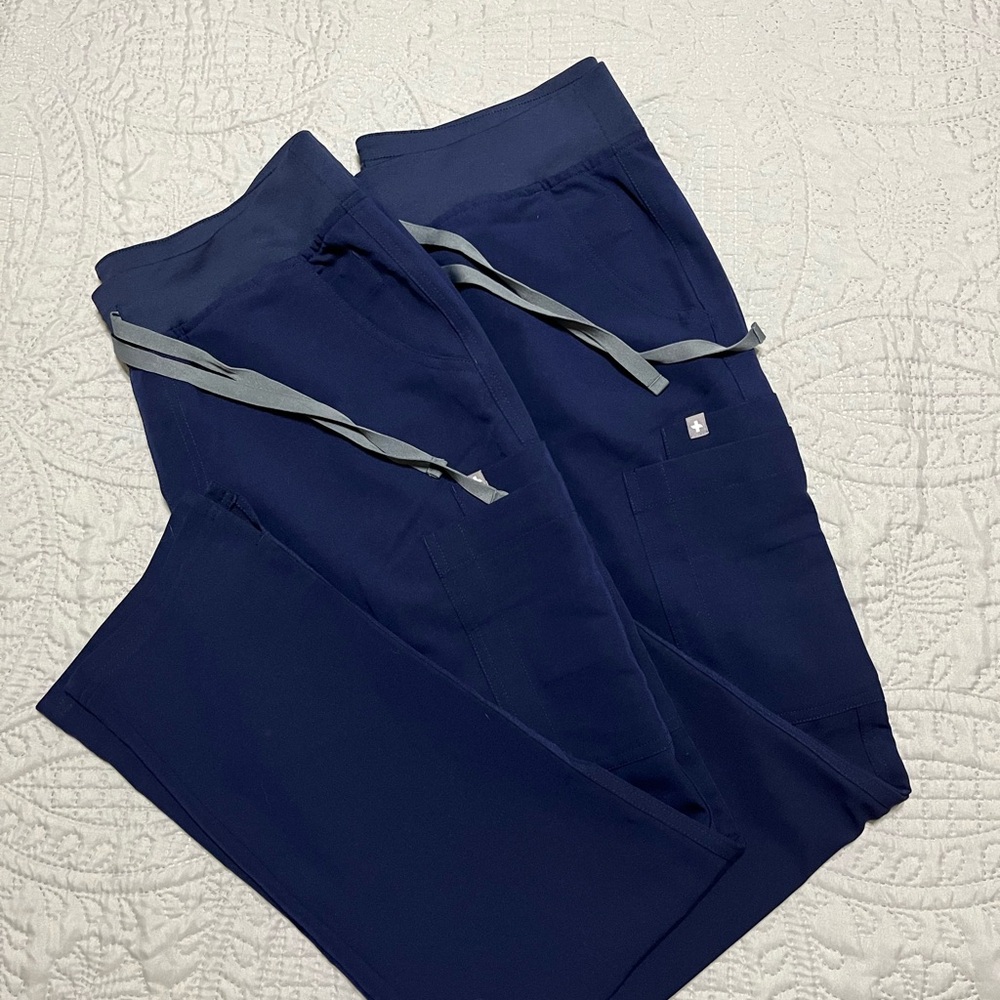 2 pairs of Yola Skinny Figs scrub pants